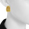 Boucheron Grains de Raisins large model earrings in yellow gold - Detail D1 thumbnail