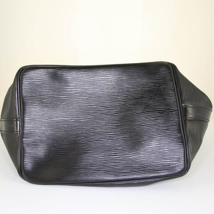 Sac cabas Louis Vuitton petit Noé en cuir épi noir - Detail D4