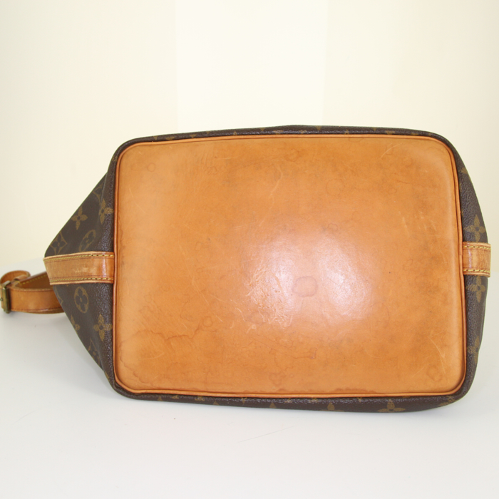 Sac à main Louis Vuitton petit Noé petit modèle en toile monogram et cuir naturel - Detail D4