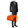 Louis Vuitton Keepall 55 cm travel bag in gold epi leather - Detail D1 thumbnail