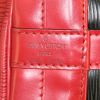 Louis Vuitton grand Noé shopping bag in black and red bicolor epi leather - Detail D3 thumbnail
