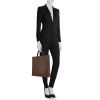 Shopping bag Louis Vuitton Sac Plat in tela a scacchi marrone e pelle lucida ebana - Detail D1 thumbnail