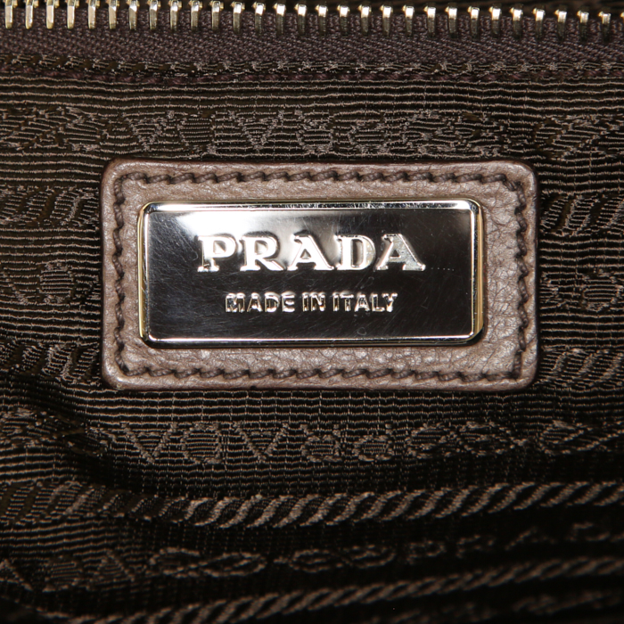 Bolso de mano Prada en cuero granulado marrón y negro - Detail D3