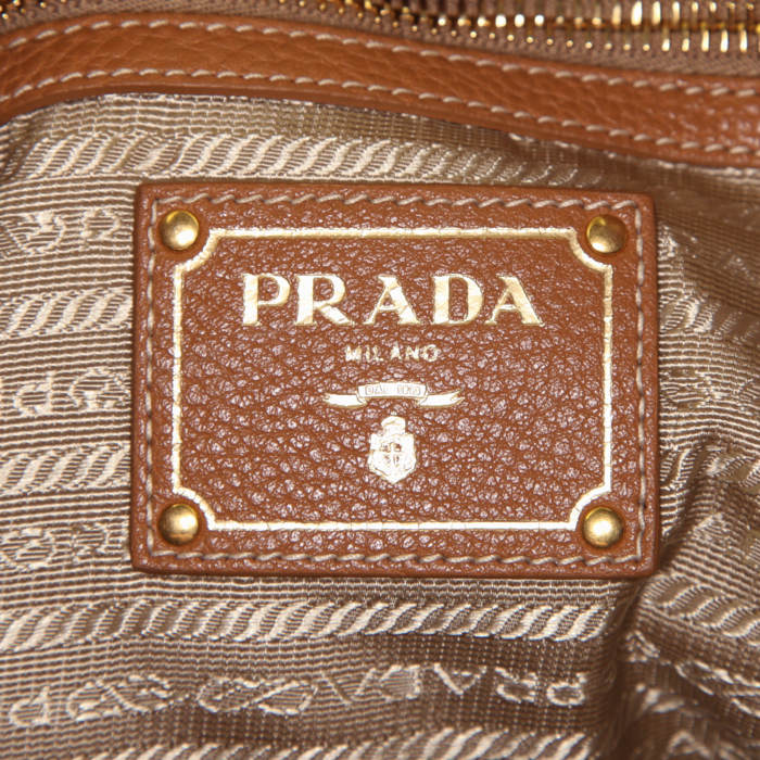 Prada Daino shopping bag in beige grained leather - Detail D3