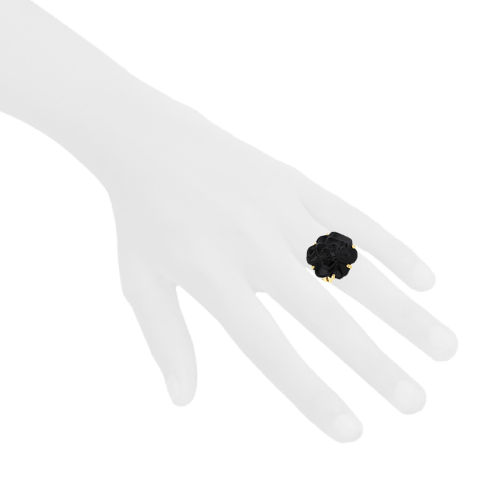 Sortija Chanel Camelia modelo mediano en oro amarillo y ónix negro - Detail D1