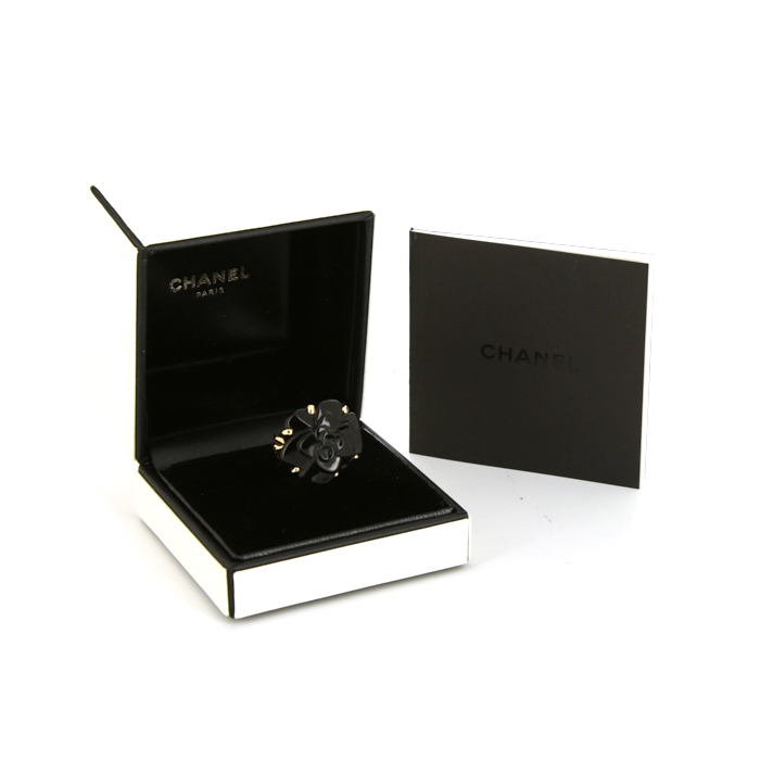 Chanel Camelia medium model ring in yellow gold and onyx - Detail D2