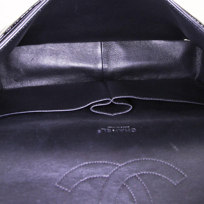 Sac à main Chanel Timeless Maxi Jumbo en cuir verni matelassé noir - Detail D3