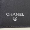 Billetera Chanel en charol acolchado negro - Detail D4 thumbnail