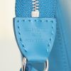 Bolsito de mano Louis Vuitton Pochette accessoires en cuero Epi azul - Detail D3 thumbnail