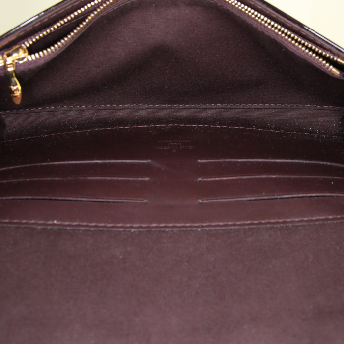 Bolso de mano Louis Vuitton Sunset Boulevard en charol Monogram color burdeos - Detail D2