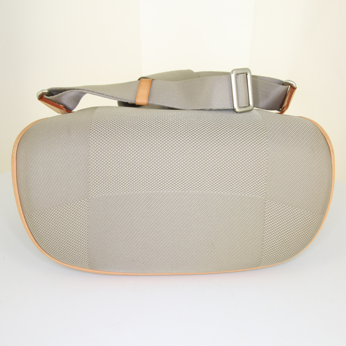 Mochila Louis Vuitton Geant Pionnier en tela monogram beige y cuero natural - Detail D4