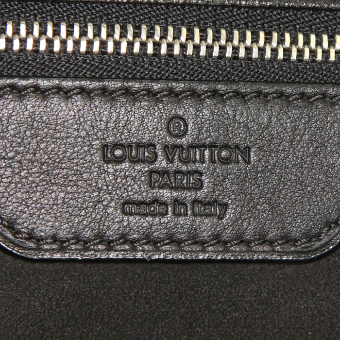 Sac à main Louis Vuitton Ixia en cuir Mahina noir - Detail D3