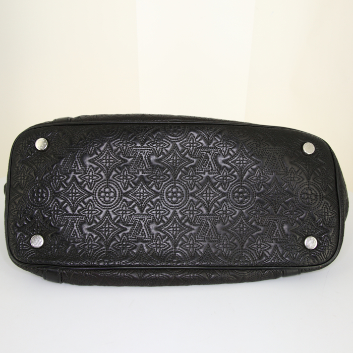 Sac à main Louis Vuitton Ixia en cuir Mahina noir - Detail D4