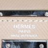 Sac à main Hermes Kelly 28 cm en cuir Grain d'H beige argile - Detail D4 thumbnail