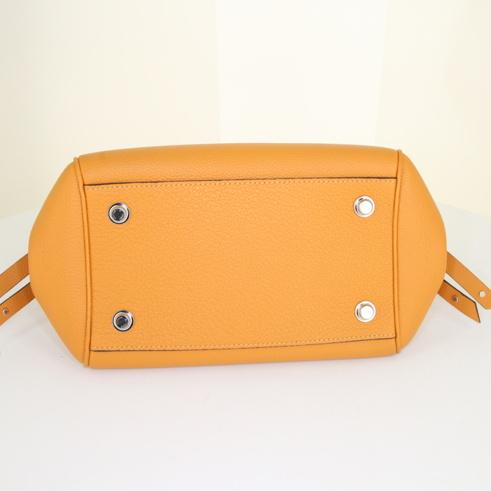Bolso Louis Vuitton Milla modelo pequeño en cuero azafrán - Detail D5
