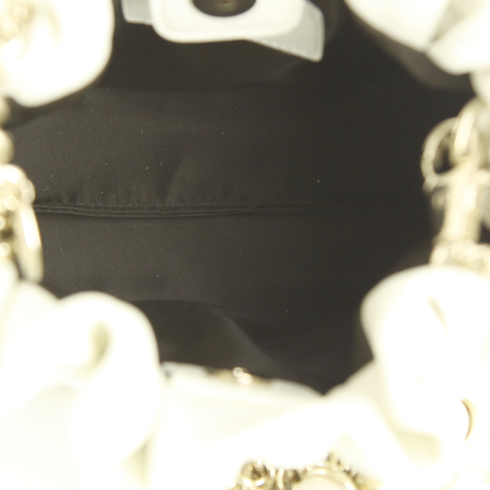 Sac bandoulière Dior Plissé en cuir blanc - Detail D2