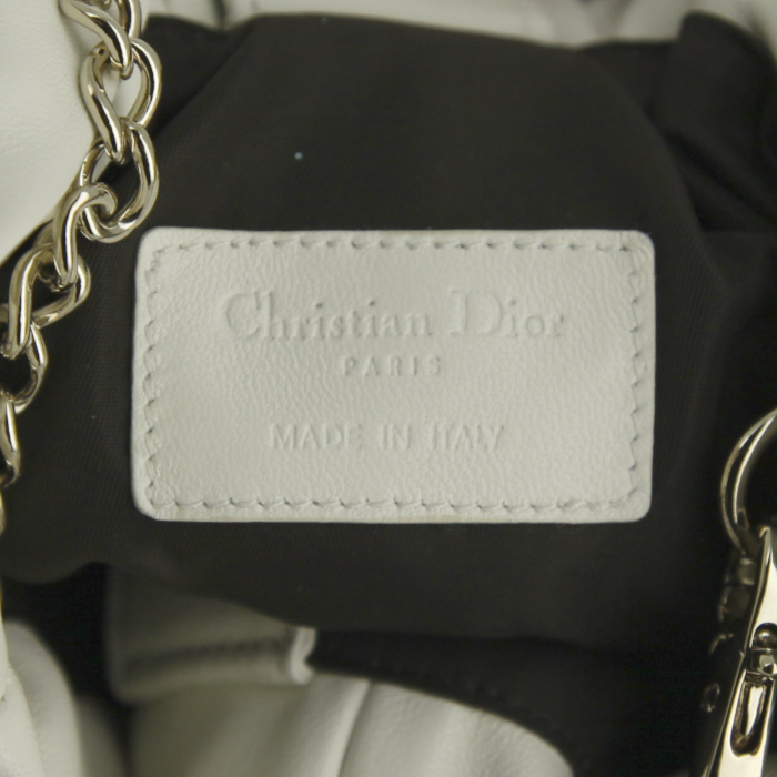 Sac bandoulière Dior Plissé en cuir blanc - Detail D3