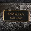 Bolso de mano Prada Galleria modelo mediano en cuero saffiano negro - Detail D4 thumbnail