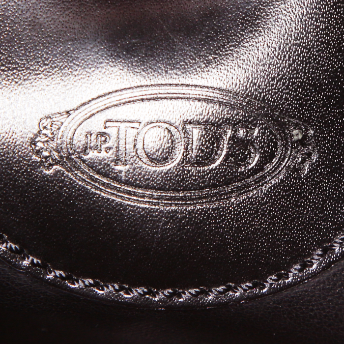 Tod's bag worn on the shoulder or carried in the hand in black leather - Detail D4