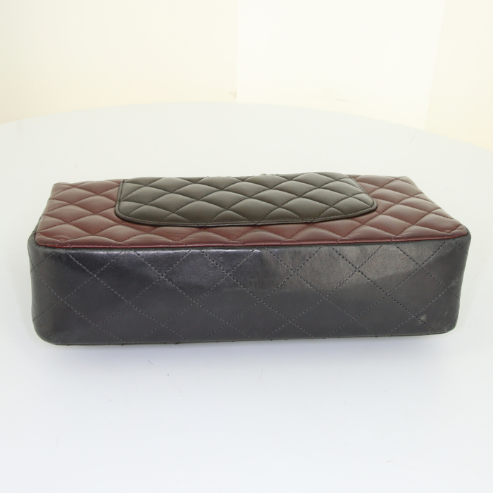 Sac porté épaule ou main Chanel Timeless Classic en cuir matelassé tricolore bordeaux , marron et noir - Detail D5