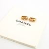 Paire de boucles d'oreilles Chanel 3 symboles en or jaune et diamants - Detail D2 thumbnail