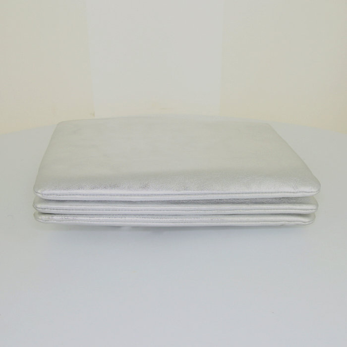 Bolso bandolera Céline Trio modelo grande en cuero plateado - Detail D5