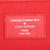 Bolso para llevar al hombro o en la mano Louis Vuitton Croisière en cuero granulado rojo - Detail D4 thumbnail