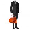 Bolso de fin de semana Hermès Relax Kelly en cuero swift color oro - Detail D1 thumbnail
