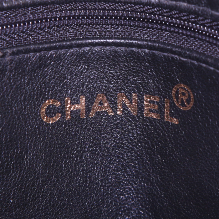 Sac à main Chanel Medaillon - Bag en cuir grainé matelassé noir - Detail D3