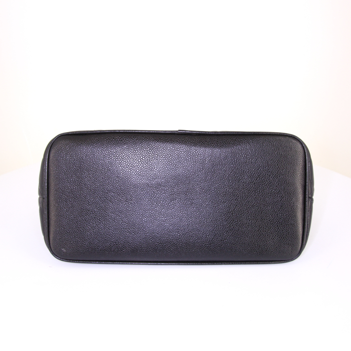 Sac à main Chanel Medaillon - Bag en cuir grainé matelassé noir - Detail D4