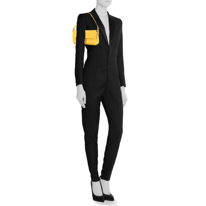 Bolso de mano Fendi Baguette en cuero granulado amarillo - Detail D1