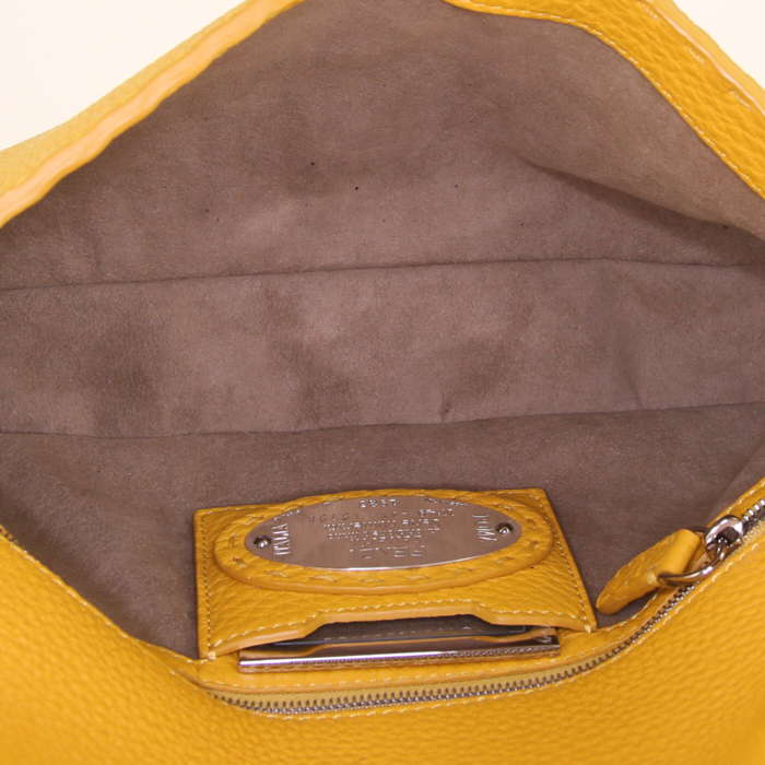 Bolso de mano Fendi Baguette en cuero granulado amarillo - Detail D2