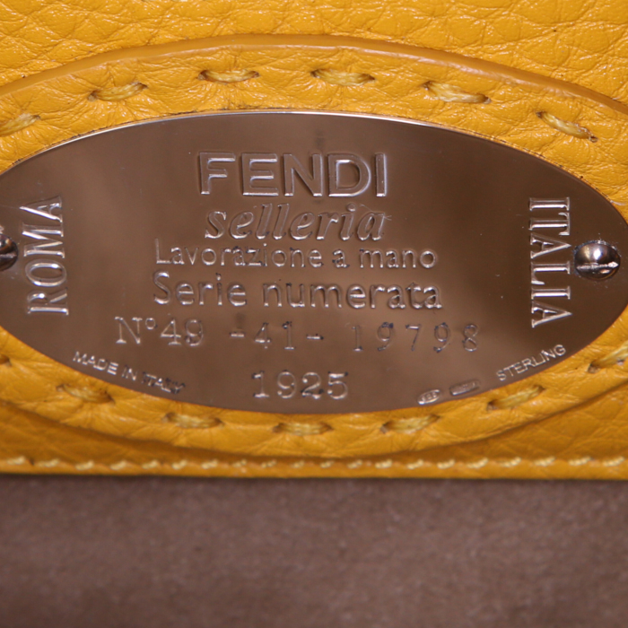 Bolso de mano Fendi Baguette en cuero granulado amarillo - Detail D3
