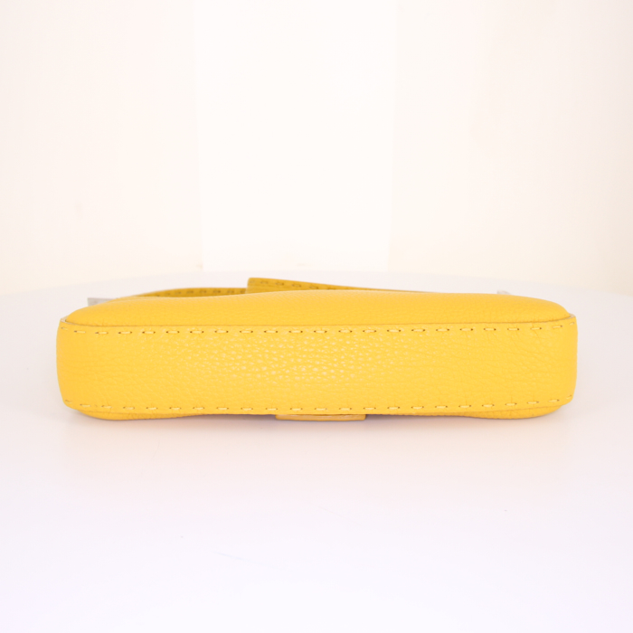 Bolso de mano Fendi Baguette en cuero granulado amarillo - Detail D4