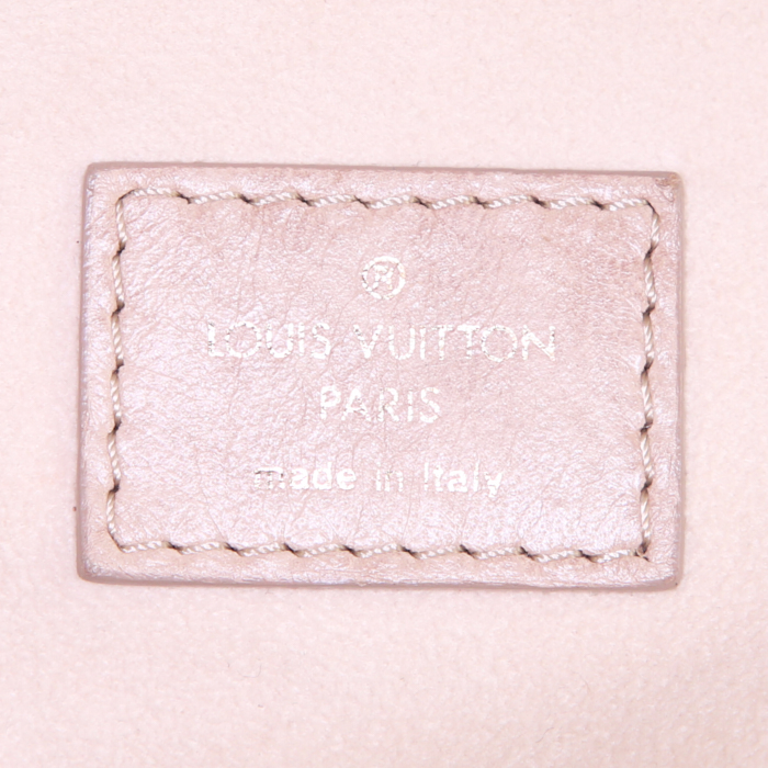 Bolso Cabás Louis Vuitton Olympe Stratus en cuero Monogram beige - Detail D3