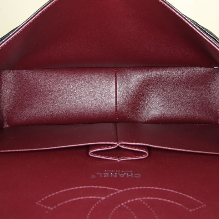 Borsa a tracolla Chanel Timeless jumbo in pelle martellata e trapuntata nera - Detail D3