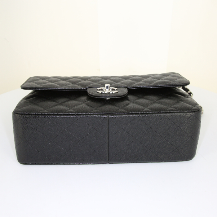 Chanel Timeless jumbo shoulder bag in black quilted grained leather - Detail D5