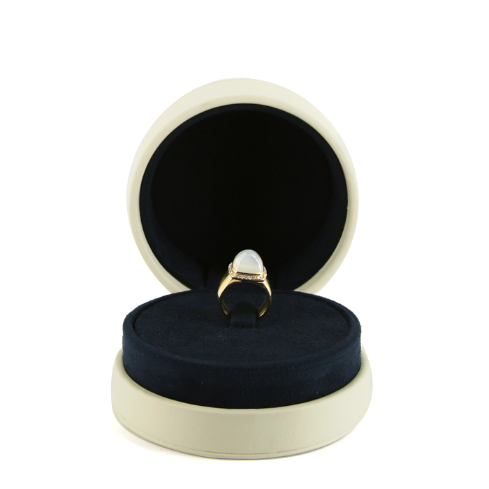 Bague Fred Pain de Sucre moyen modèle en or jaune, diamants et pierre de lune - Detail D2