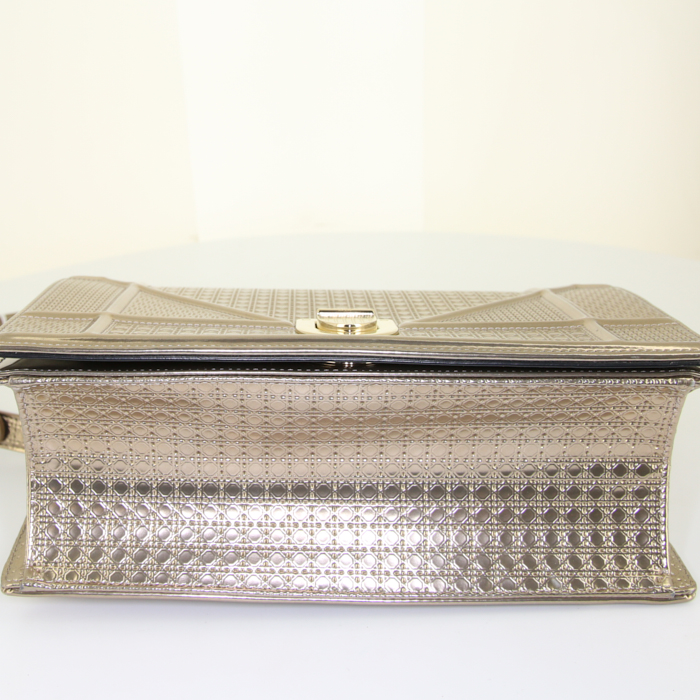 Dior Diorama shoulder bag in gold patent leather - Detail D5
