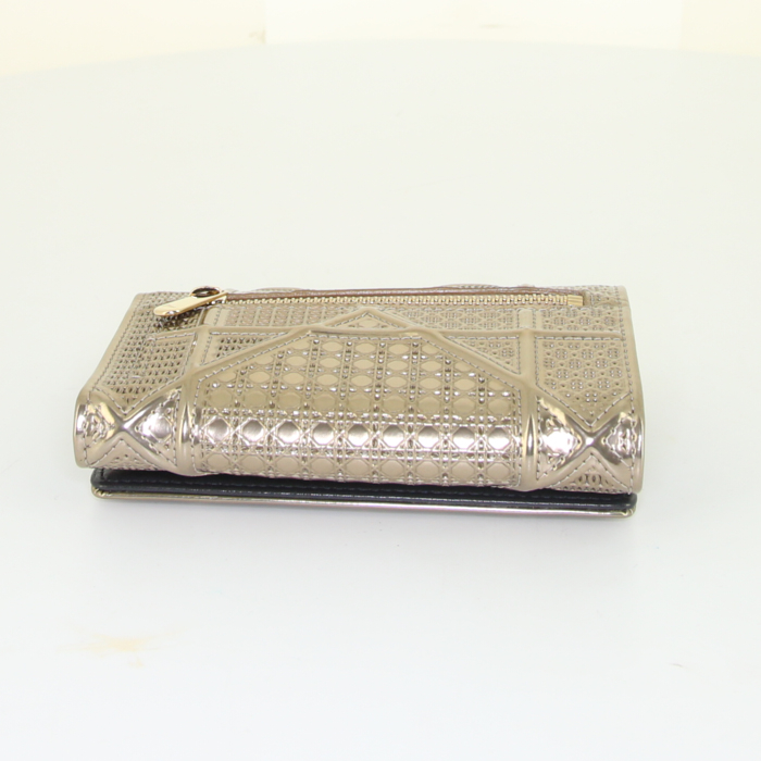 Dior Diorama wallet in gold patent leather - Detail D4