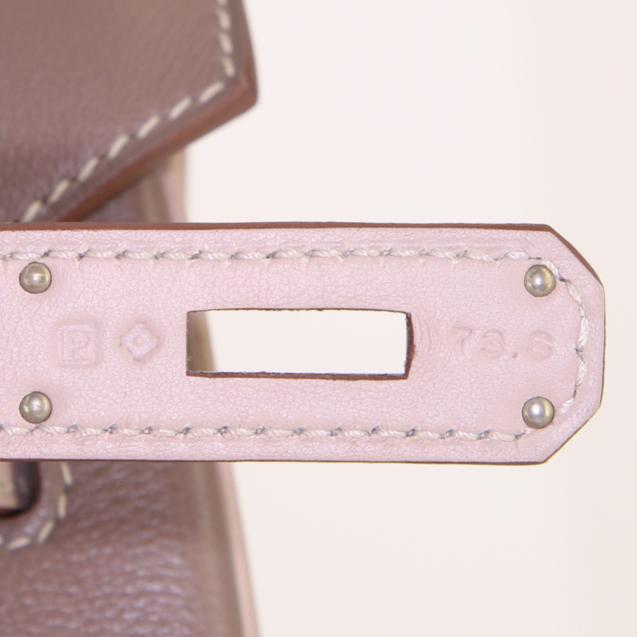 Bolso de mano Hermès Birkin Ghillies 35 cm en cuero swift dos tonos beige y marrón etoupe - Detail D4