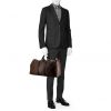 Bolsa de viaje Louis Vuitton Keepall 45 en lona Monogram Macassar marrón y cuero negro - Detail D1 thumbnail