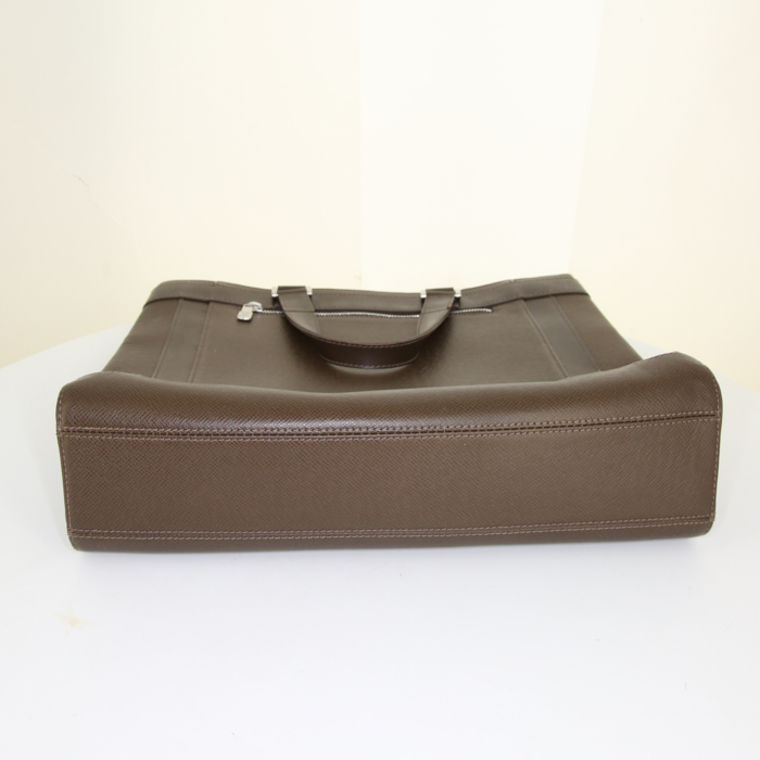 Sac cabas Louis Vuitton Kazbek en cuir taiga marron et cuir marron - Detail D4