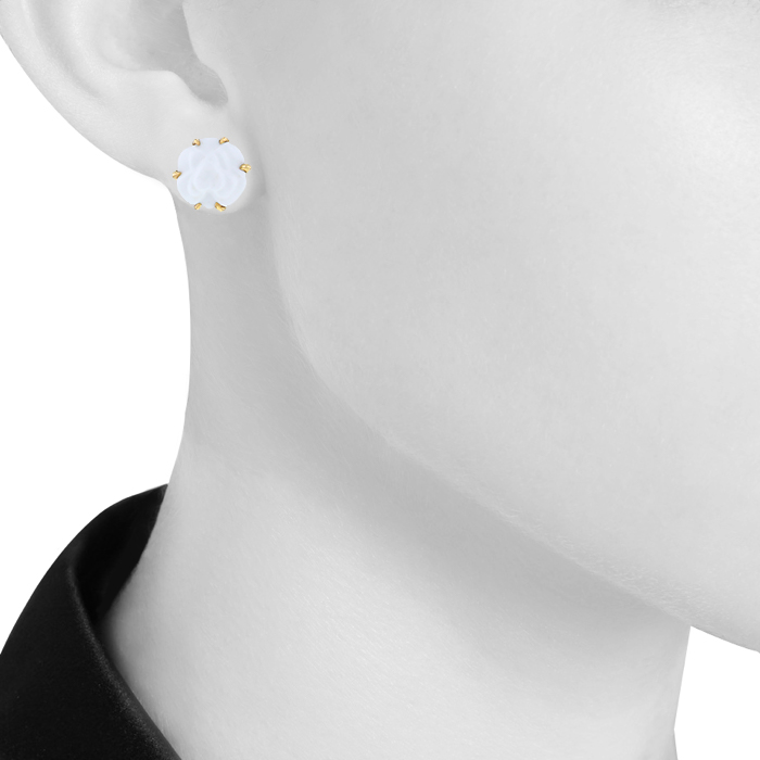 Paire de boucles d'oreilles Chanel Camelia en céramique blanche et or jaune - Detail D1