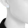 Paire de boucles d'oreilles Chanel Camelia en céramique blanche et or jaune - Detail D1 thumbnail