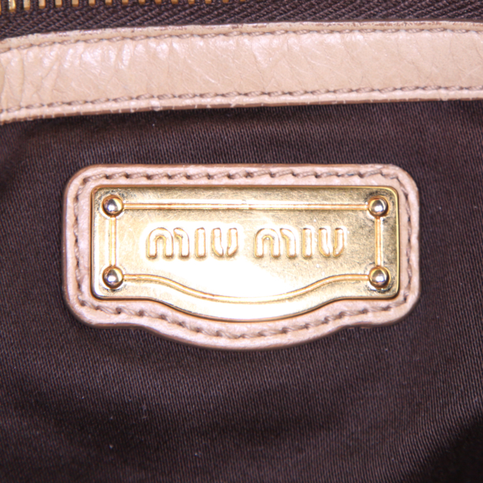 Sac à main Miu Miu Matelassé en cuir matelassé beige - Detail D4