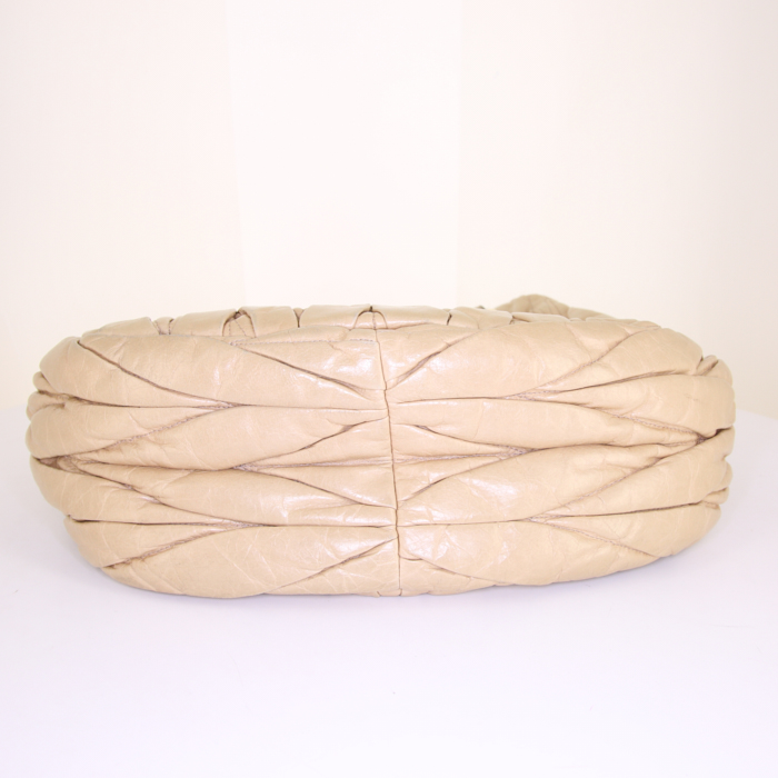 Miu Miu Matelassé handbag in beige quilted leather - Detail D5