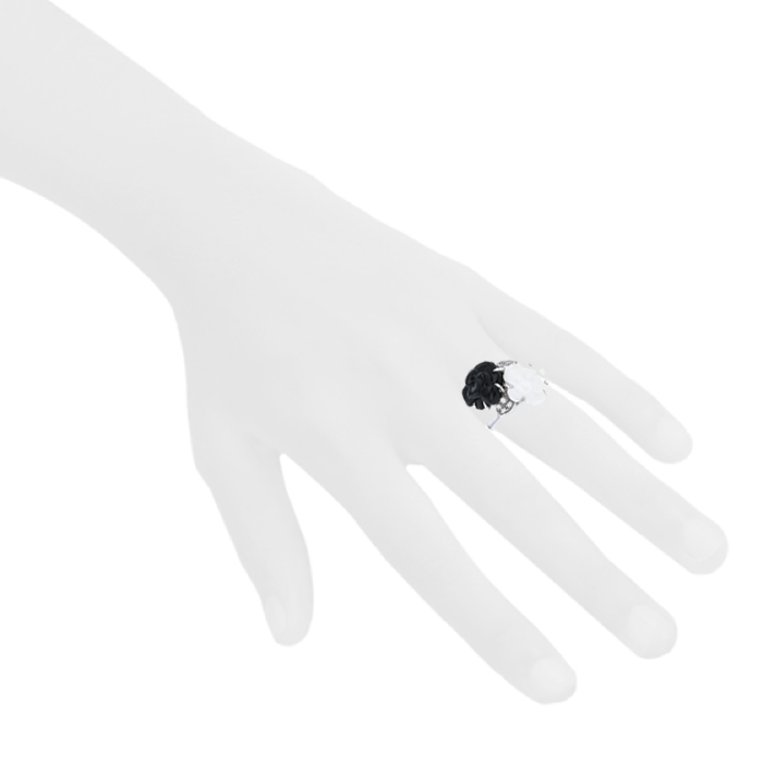 Sortija Chanel Camelia en oro blanco, ágata blanca y ónix - Detail D1