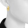 Paire de boucles d'oreilles Vintage en or jaune 24 carats martelé et perles - Detail D1 thumbnail