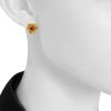 Paire de clous d'oreilles Vintage en or jaune et rubis - Detail D1 thumbnail
